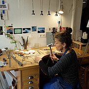 das Feinwerk Werkstattraum Goldschmiedin Katrin Wacker an ihrem Arbeitstisch